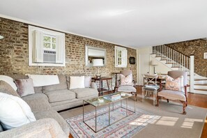 TV - Historic CHS! | The Carriage House at 68 Broad (Charleston)