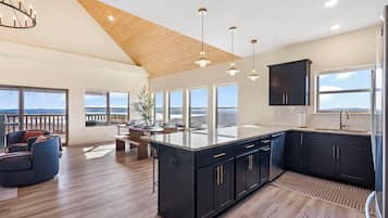 Frigorifero, microonde, forno, piano cottura