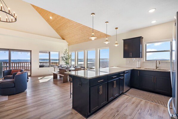 Fridge, microwave, oven, stovetop - Stunning Table Rock views-indoor and outdoor pools (Branson)