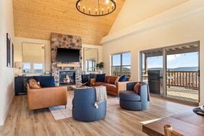 Smart TV, fireplace - Stunning Table Rock views-indoor and outdoor pools (Branson)