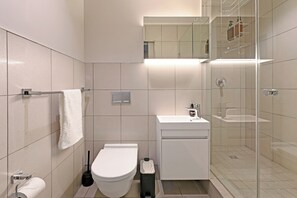 Ducha, secador de pelo, toallas, jabón