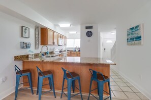 Fridge, microwave, oven, stovetop - Deja Blue Haven Condo (Biloxi)