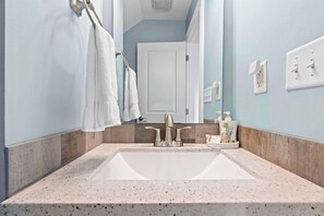 Ducha, secador de pelo y toallas