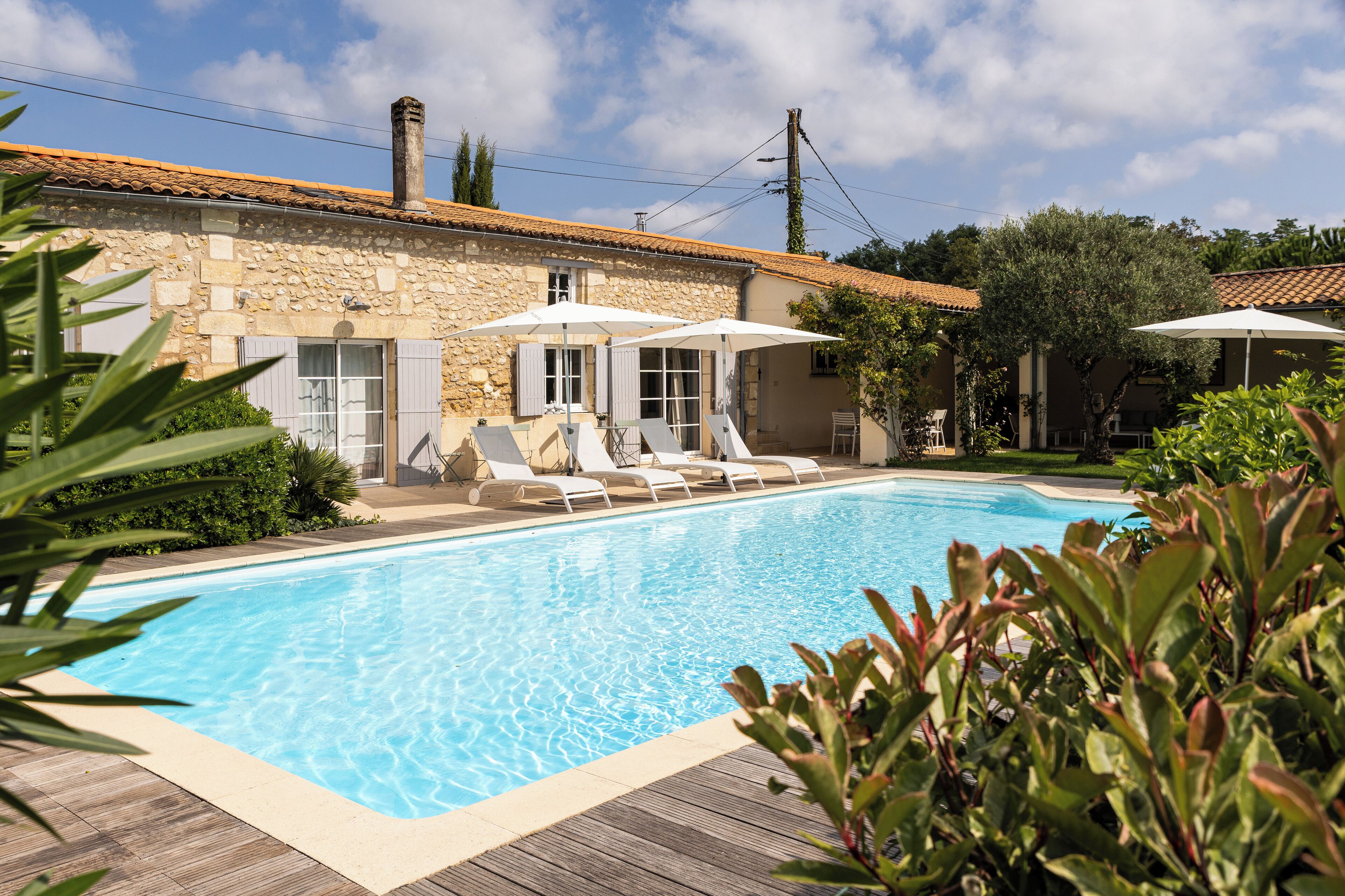 حمّام سباحة خارجي موسمي، مظلات على حمّام السباحة، مقاعد للتشمس