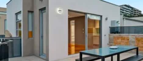 Studio, 1 Bedroom, Smoking, Balcony | Outdoor dining