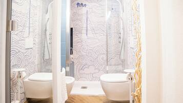 Regadera, secadora de cabello, bidet, toallas