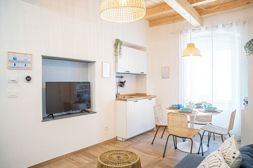 MAREMOSSO APARTMENT With Bath & Kitchnette City Centre| PVT PARK