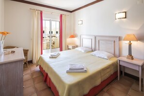 1 chambre, fer et planche à repasser