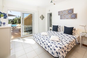 3 slaapkamers, een strijkplank/strijkijzer, reisbedje