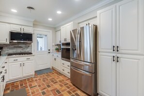 Fridge, microwave, oven, stovetop - The Beach House - The Beach House (Long Beach)