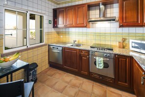 Kühlschrank, Mikrowelle, Ofen, Geschirrspüler