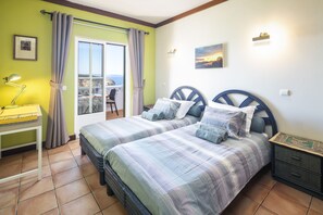 1 soverom og strykejern/-brett