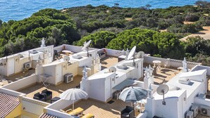 A rooftop terrace with multiple seating areas, satellite dishes, and a view of the sea. - 33 Terraços de Benagil (Casa Madeleina) (Benagil)