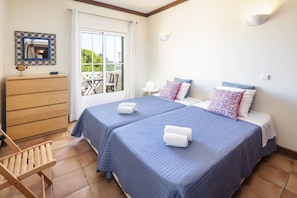 1 chambre, fer et planche à repasser