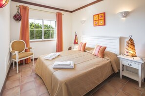 2 habitaciones y tabla de planchar con plancha 