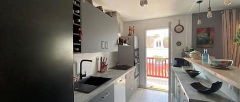 Frigorífico, microondas, horno y lavavajillas