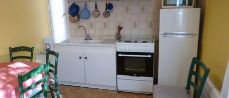 Frigorífico, microondas, horno y tostadora