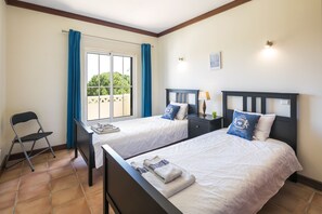 2 Schlafzimmer, Bügeleisen/Bügelbrett