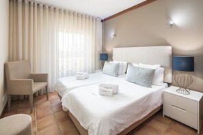 1 chambre, fer et planche à repasser