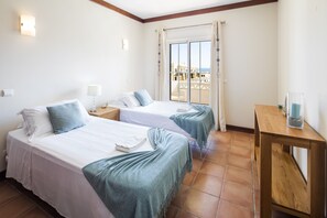 2 chambres, fer et planche Ă repasser