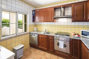 Kühlschrank, Mikrowelle, Ofen, Geschirrspüler