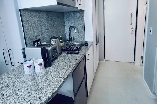 迷你冰箱、微波炉、烤箱、炉灶