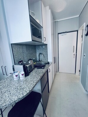 Frigobar, micro-ondas, fogão, cooktop