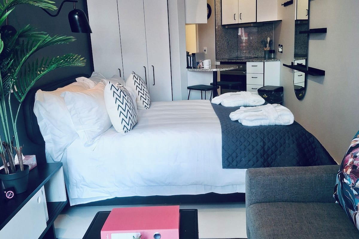 1 bedroom, premium bedding, minibar, in-room safe