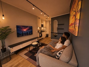 Apartment 201 | Wohnbereich | 50-Zoll-Smart-TV mit Digitalempfang
