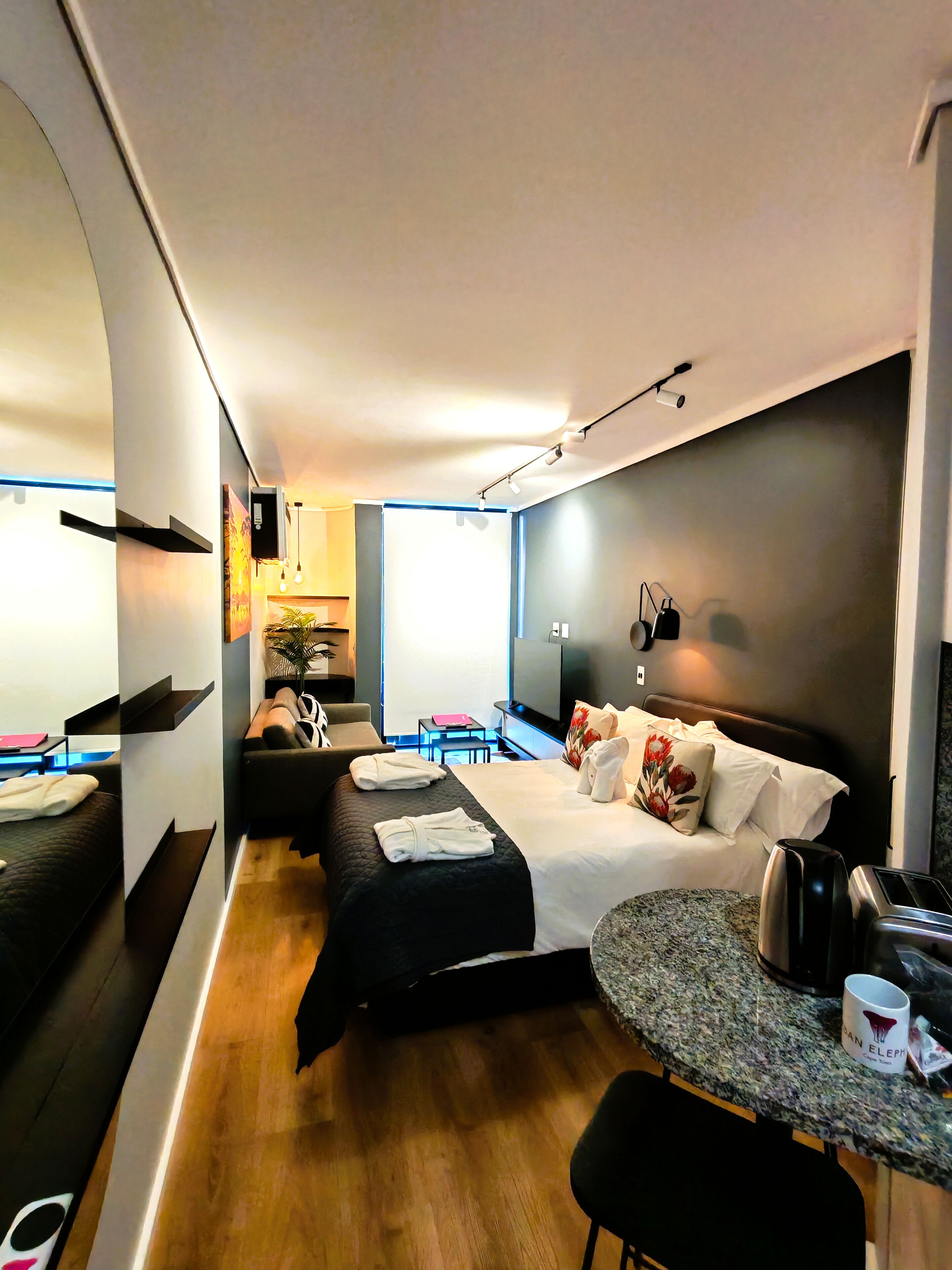 Apartment 206 | Ylelliset vuodevaatteet, minibaari, tallelokero huoneessa