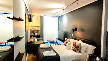 Apartment 206 | Ylelliset vuodevaatteet, minibaari, tallelokero huoneessa