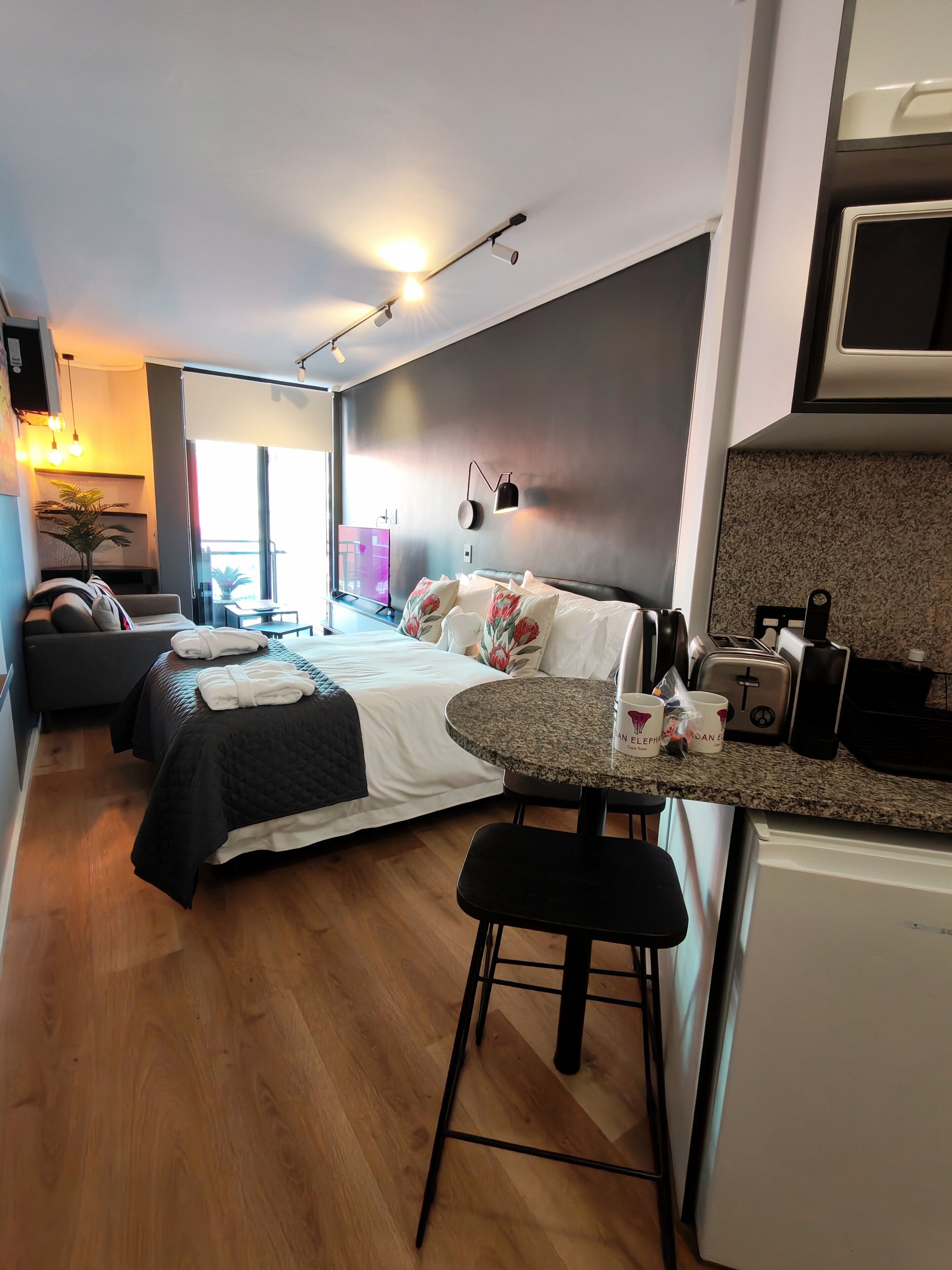 Apartment 206 | Roupas de cama premium, frigobar, cofres nos quartos