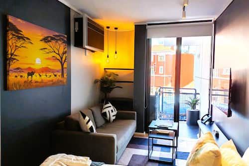 Apartment 207 | 起居区 | 50-英寸智能电视(配备数码频道)