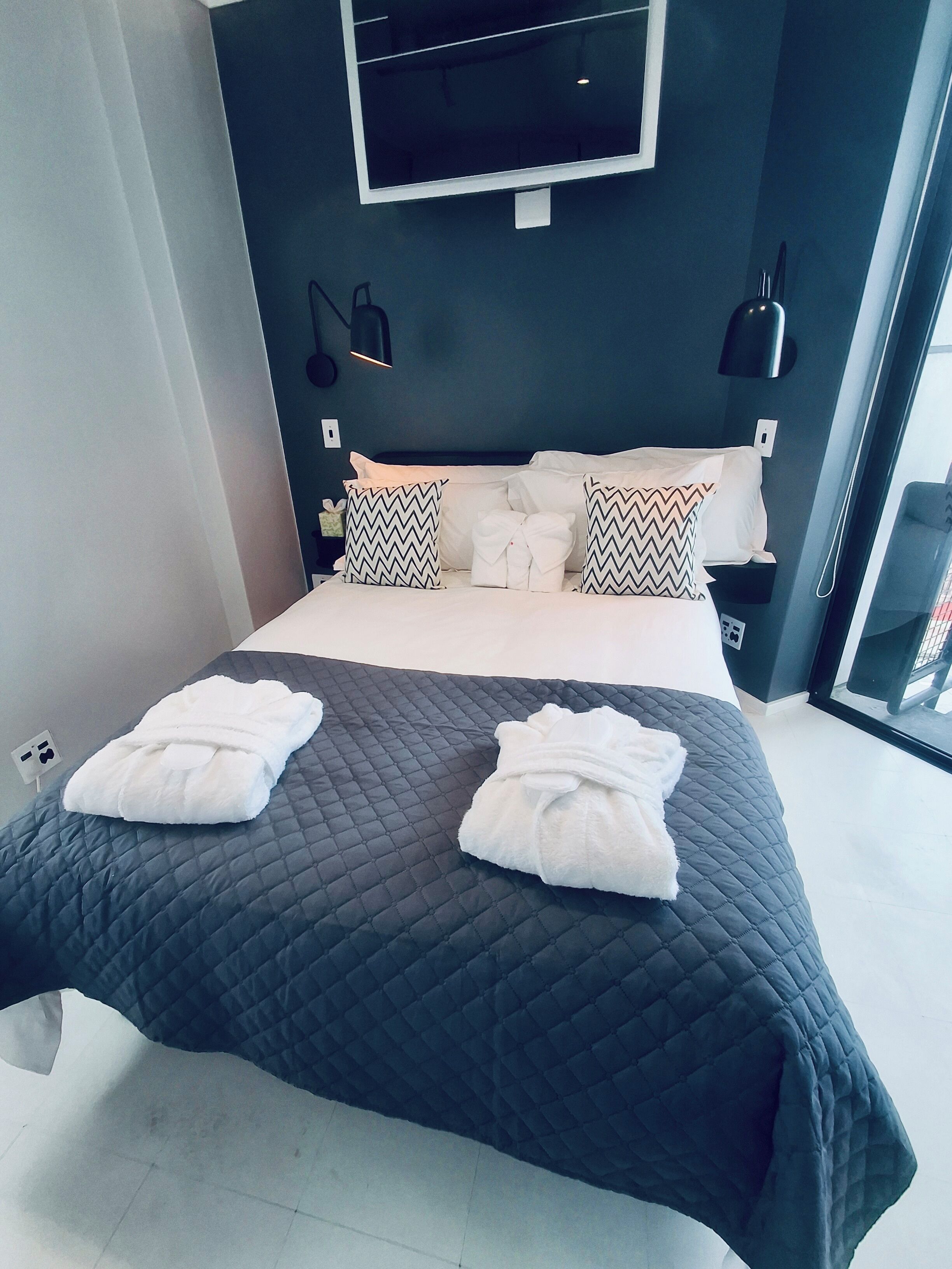 Roupas de cama premium, frigobar, cofres nos quartos