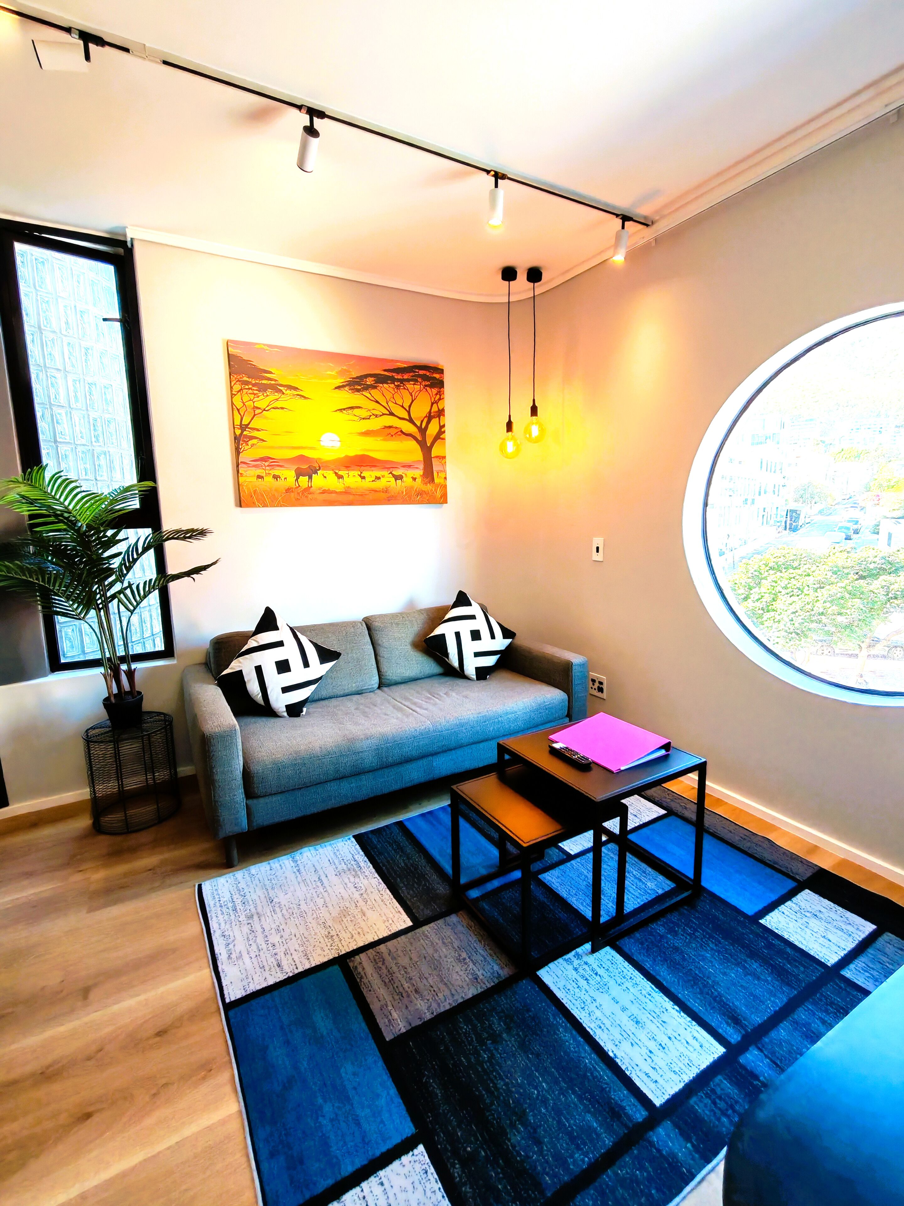 Apartment 203 | Area soggiorno | Smart TV 50 pollici con canali digitali