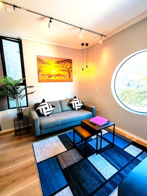 Apartment 203 | 起居區 | 50-吋智慧型電視，提供數位頻道