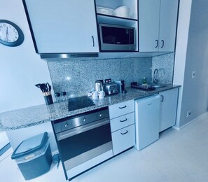 Mini-fridge, microwave, oven, stovetop