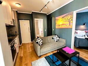 Apartment 209 | Premium bedding, minibar, in-room safe, individually decorated - Urban Elephant Express The Flamingo (Cape Town)