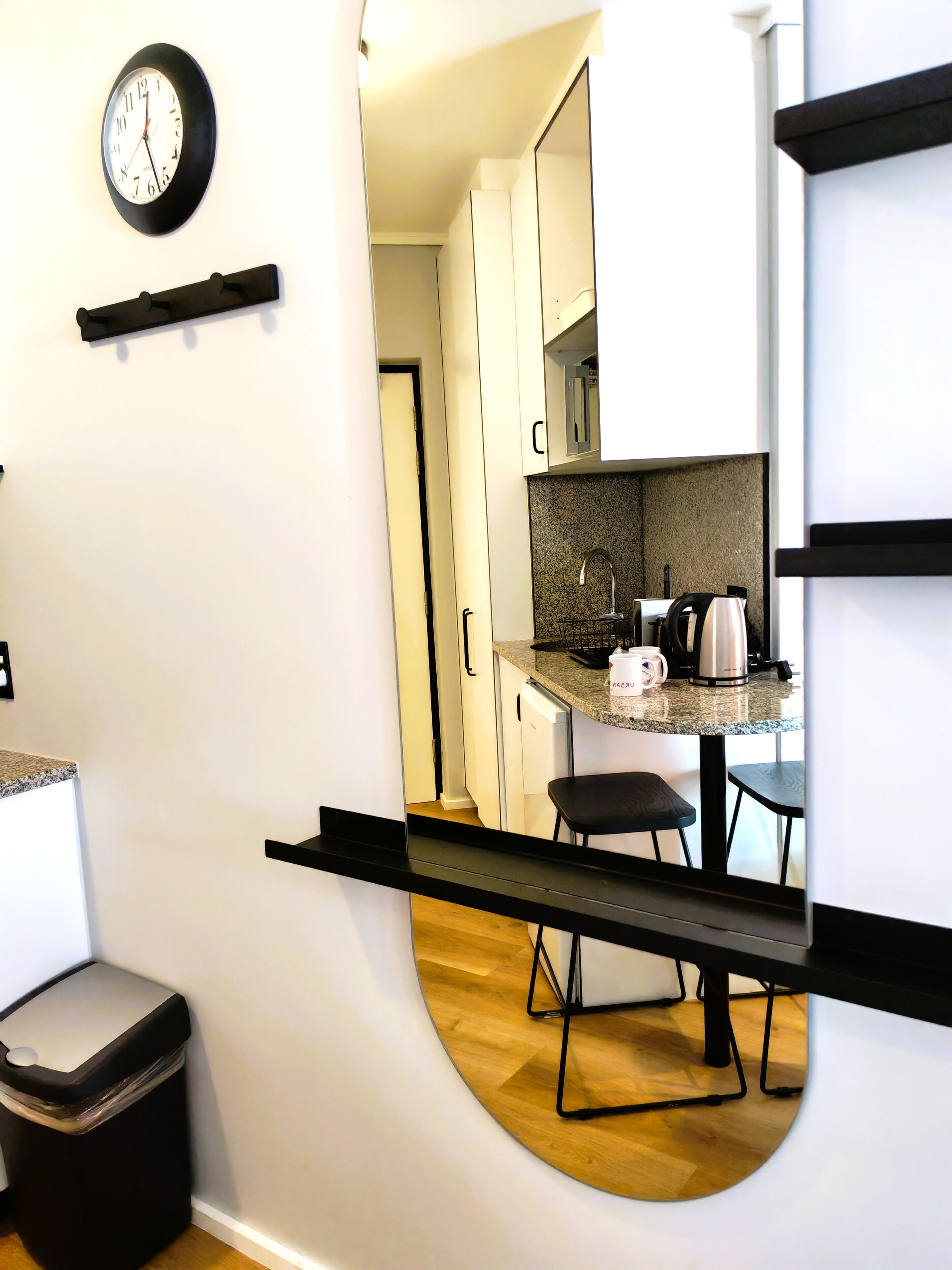 Apartament Deluxe | Cuina privada | Frigorífic petit, microones, forn i placa de cuina 