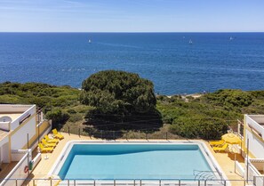 A swimming pool with a view of the sea and a tree in the foreground. - 45 Terraços de Benagil (Casa Céu Azul) (Benagil)