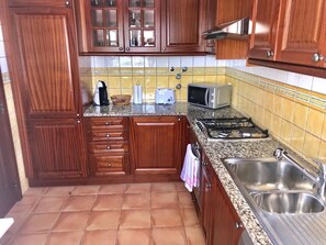 Frigorifero, microonde, forno, piano cottura