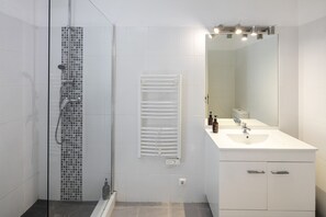 Bruser, hårtørrer, Shampoo, Toiletpapir