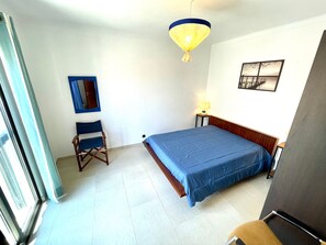 2 habitaciones, tabla de planchar con plancha y ropa de cama 