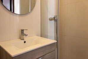 Shower, hair dryer, towels, soap - Casa Tété - apartment in Benagil (Benagil)