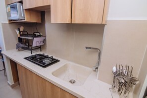 Réfrigérateur, micro-ondes, plaque de cuisson, bouilloire électrique