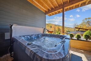 Outdoor spa tub - Luxury Mountain Lodge - Grandfather Mountain View (Banner Elk)