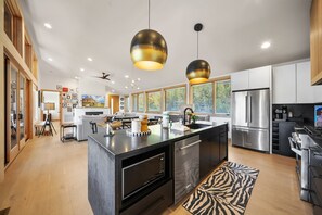 Kühlschrank, Mikrowelle, Ofen, Herdplatte