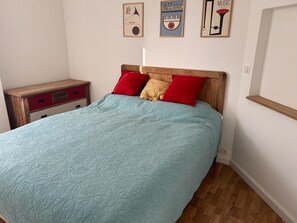 3 chambres, fer et planche à repasser, Wi-Fi, draps fournis