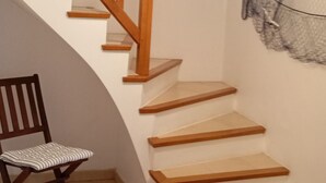 A staircase with wooden steps and a wooden handrail. - Quiet family home 10 minutes walk from the sea (Dolus-d'Oléron)