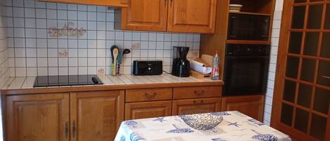 ثلاجة، ميكروويف، فرن، موقد طهي مسطح